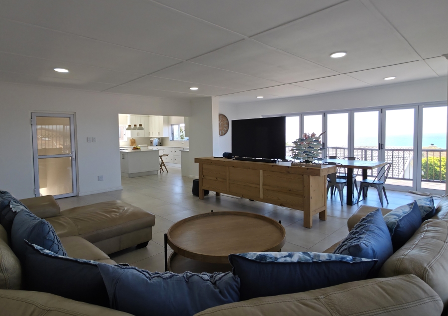 6 Bedroom Property for Sale in Wavecrest Eastern Cape